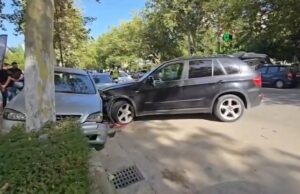BMW humb kontrollin në unazën e Fierit, përplaset me dy makina të parkuara, plagoset drejtuesi