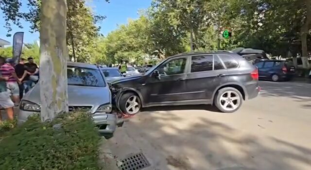 BMW humb kontrollin në unazën e Fierit, përplaset me dy makina të parkuara, plagoset drejtuesi