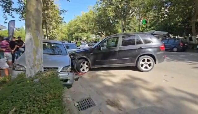 BMW humb kontrollin në unazën e Fierit_ përplaset me dy makina të parkuara_ plagoset drejtuesi(720P_HD)(1)