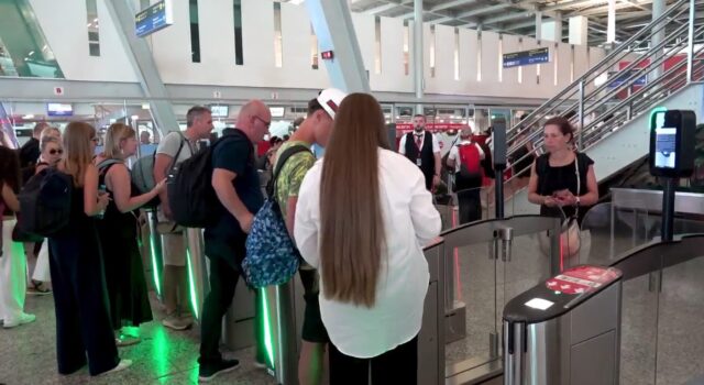 Rinasi në fluks rekord/ Deri në 56 mijë pasagjerë në ditë, masa të shtuara për sezonin veror