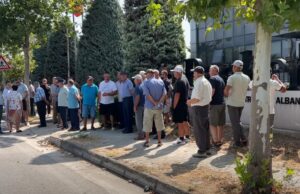 ‘Nuk po na paguajnë qiranë e tokës’, banorët e Patos-Marinzës protestë para Bankers Petroleum: Mos na përgjysmoni pagesën