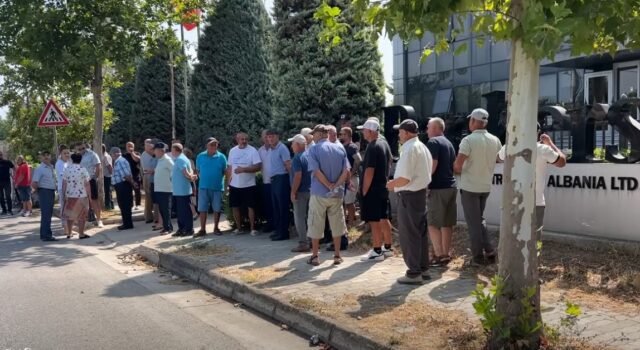 ‘Nuk po na paguajnë qiranë e tokës’, banorët e Patos-Marinzës protestë para Bankers Petroleum: Mos na përgjysmoni pagesën