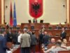 Tensione brenda në Kuvend, deputetët e PD bllokojnë foltoren dhe nuk lejojnë Maznikun të prezantojë raportin për ‘Territorialen’