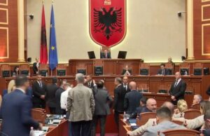 Tensione brenda në Kuvend, deputetët e PD bllokojnë foltoren dhe nuk lejojnë Maznikun të prezantojë raportin për ‘Territorialen’