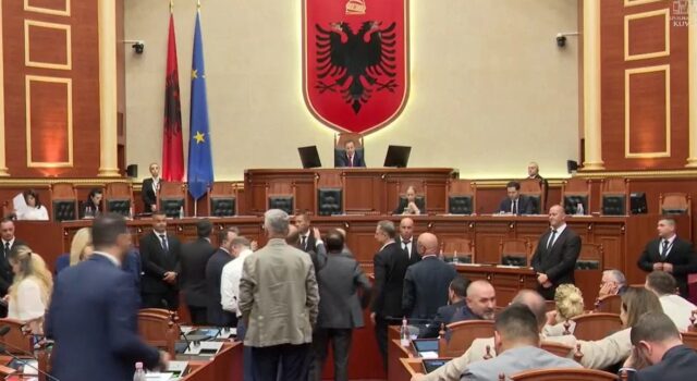 Tensione brenda në Kuvend, deputetët e PD bllokojnë foltoren dhe nuk lejojnë Maznikun të prezantojë raportin për ‘Territorialen’