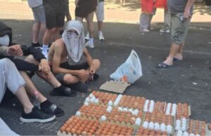 Protestuesit presin mbylljen e Kuvendit, u zënë “pritë” deputetëve me vezë para godinës!