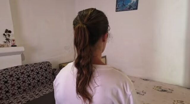 “U kërkoj falje 100 herë”/ Dhunimi i 17-vjeçares në Fier nga tre adoleshentet, flet nëna e dhunueses: Vajza vuan nga probleme të shëndetit mendor
