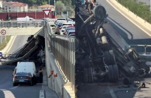 Aksident i rëndë në Tiranë, betonierja bie nga lartësia në autostradë, vdes shoferi! Një tjetër i lënduar