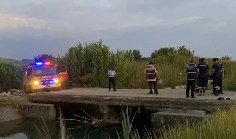 Aksident tragjik në Lushnjë, automjeti del nga rruga dhe përfundon në kanal! 2 motra humbin jetën