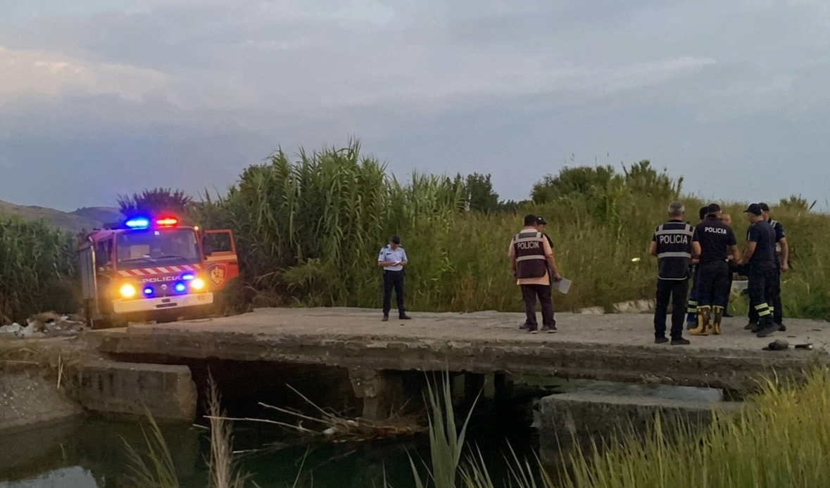 Aksident tragjik në Lushnjë, automjeti del nga rruga dhe përfundon në kanal! 2 motra humbin jetën