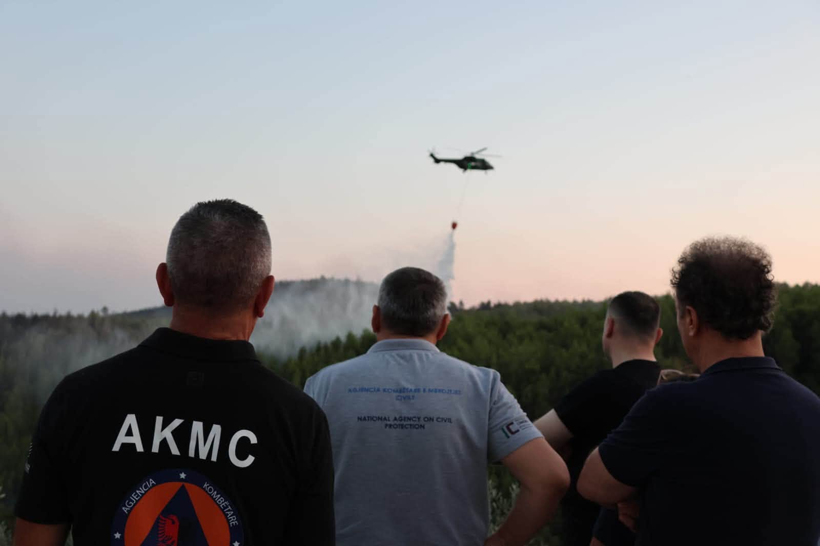 Zjarret/ 8 vatra aktive në disa qarqe. Ndërhyrje nga ajri për shuarjen e flakëve në Krujë, Dajt dhe Patos