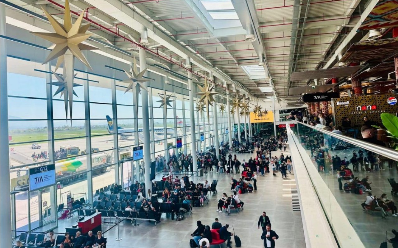 Aeroporti i Tiranës, linjë të dedikuar për familjet me fëmijë dhe gra shtatzëna