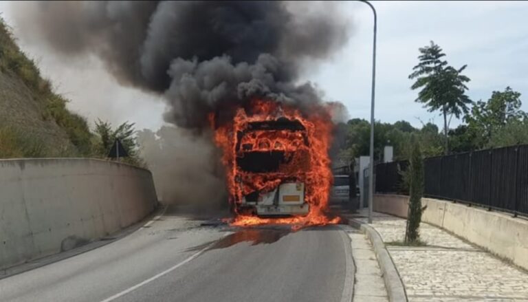 Plot me turistë të huaj, shkrumbohet nga flakët autobusi teksa shkonte në Kalanë e Beratit