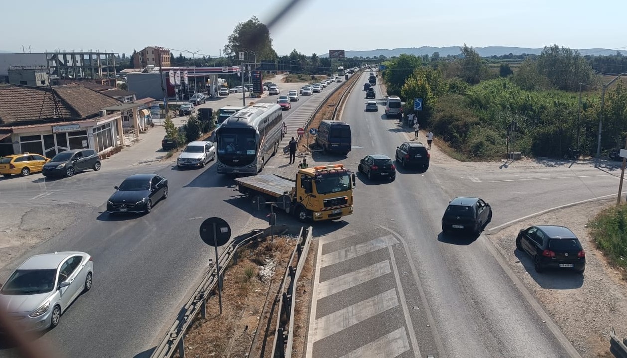 Aksident në autostradën Lushnje-Fier, Volkswagen-i përplaset me furgonin me pasagjerë, disa të lënduar