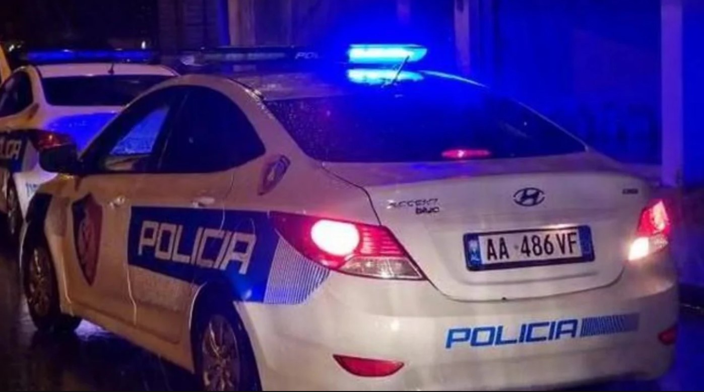 EMRI/ Krim në një familje në Lushnje, djali me probleme të shëndetit mendor vret nënën dhe plagos rëndë babanë!