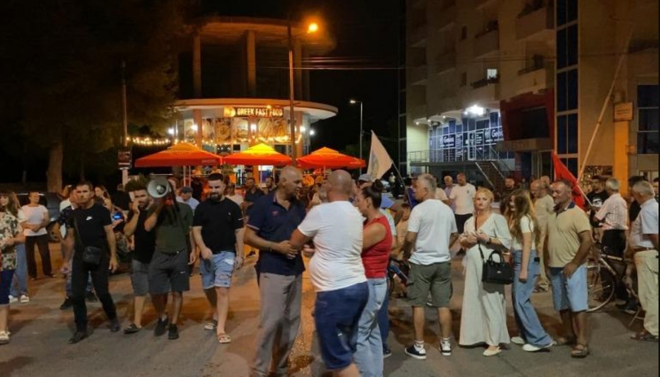 “Nuk dorëzohemi!”/ Banorët e Divjakës vijojnë protestën kundër bashkimit me Lushnjën