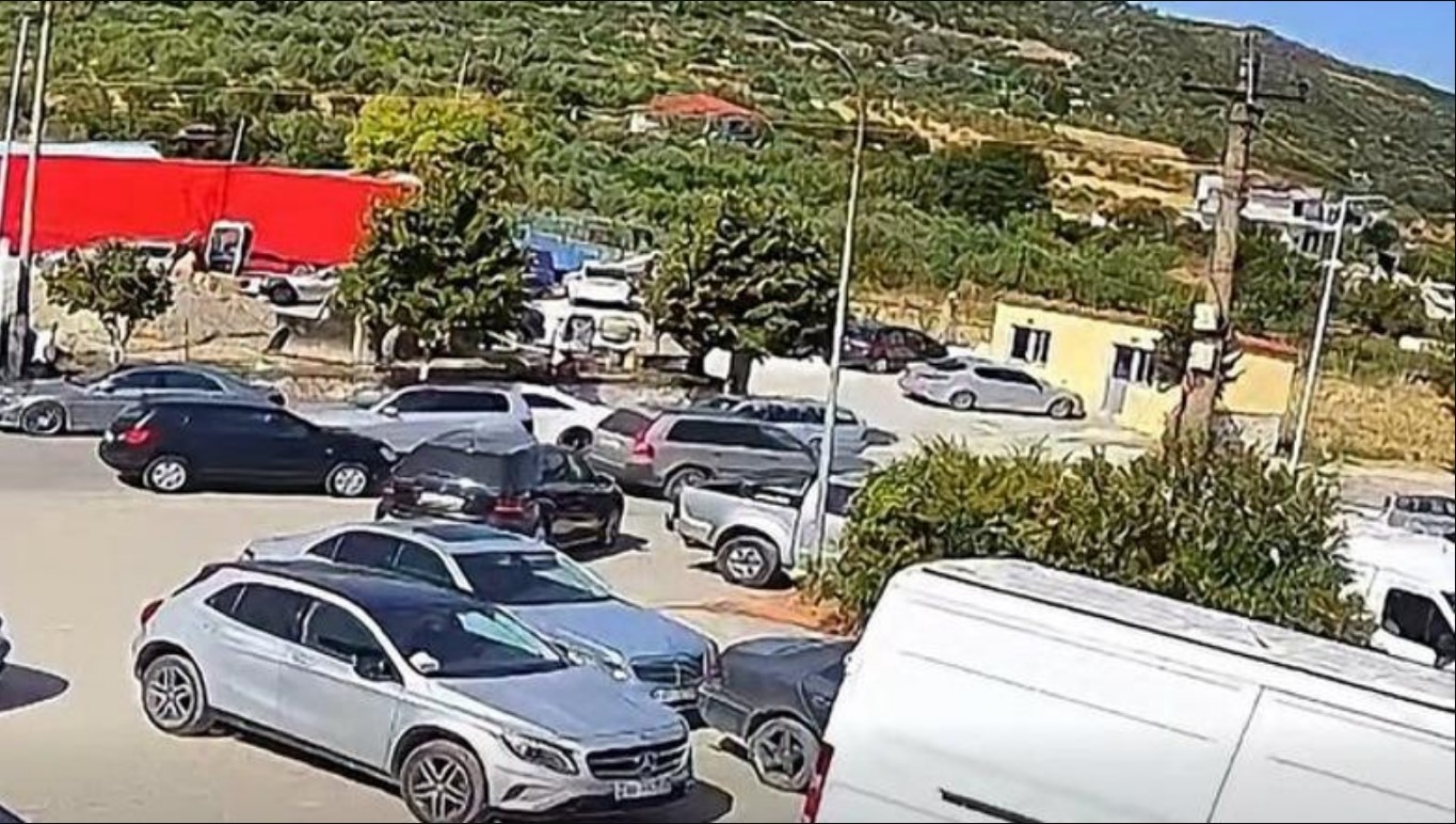 Grabitje në Fier gjatë ceremonisë mortore, këngëtari Bledar Hoxhaj apel për ndihmë