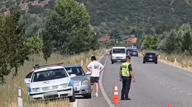 Përplasen dy automjete në aksin Levan-Tepelenë, lëndohen 4 persona