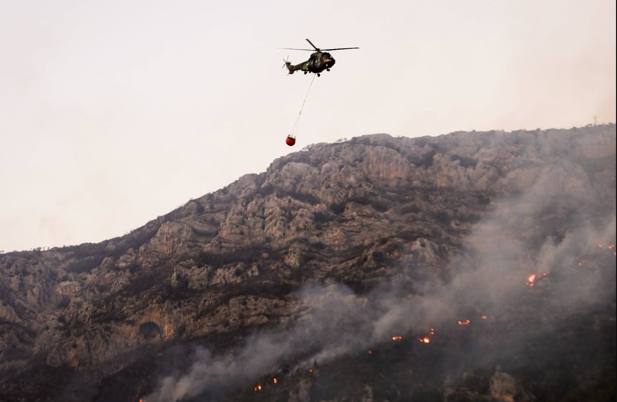 Zjarret në vend, disa vatra aktive në të gjithë territorin! Ja zonat problematike