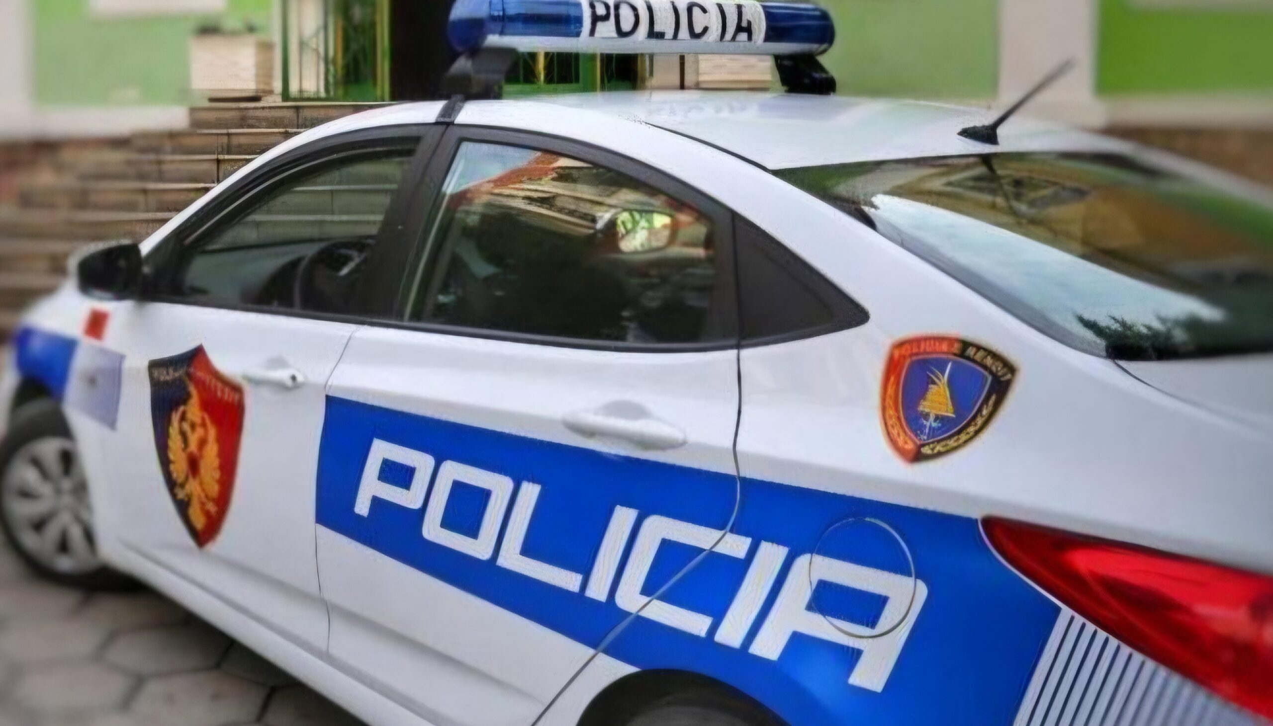 Tre të rinj fusin në kurth 70-vjeçarin përmes Inteligjencës Artificiale, i marrin 100 mijë euro! Dy arrestohen, tjetri në kërkim