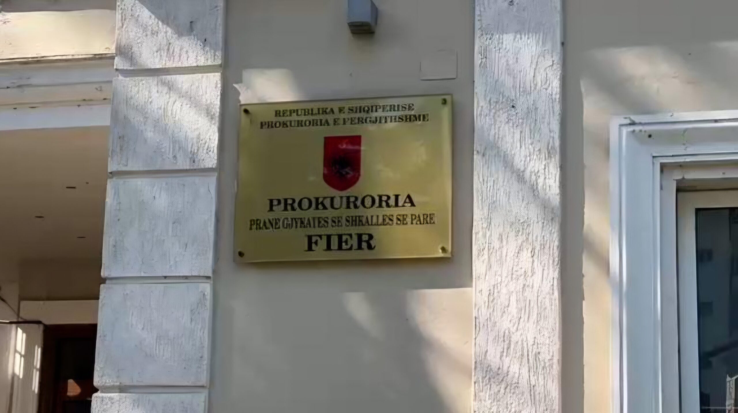 Pas Semanit, ish-drejtori i Kadastrës së Fierit dyshohet se tjetërsoi edhe 71.7 hektarë tokë në Levan, i sekuestrohen 716 mijë euro