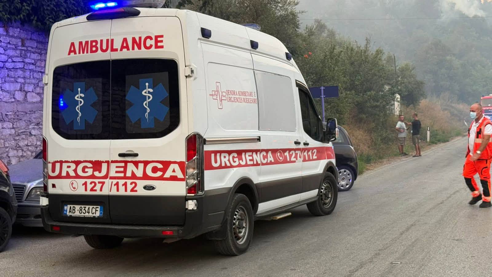 Zjarri masiv në kodrat e Radostinës, 3 persona të asfiksuar! Paraqiten në spital për të marrë ndihmë mjekësore