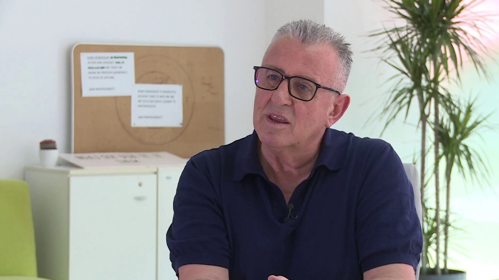 Agron Llakaj rikthehet në Portokalli pas 16 vitesh/ Humoristi merr drejtimin e spektaklit të humorit, premton surpriza