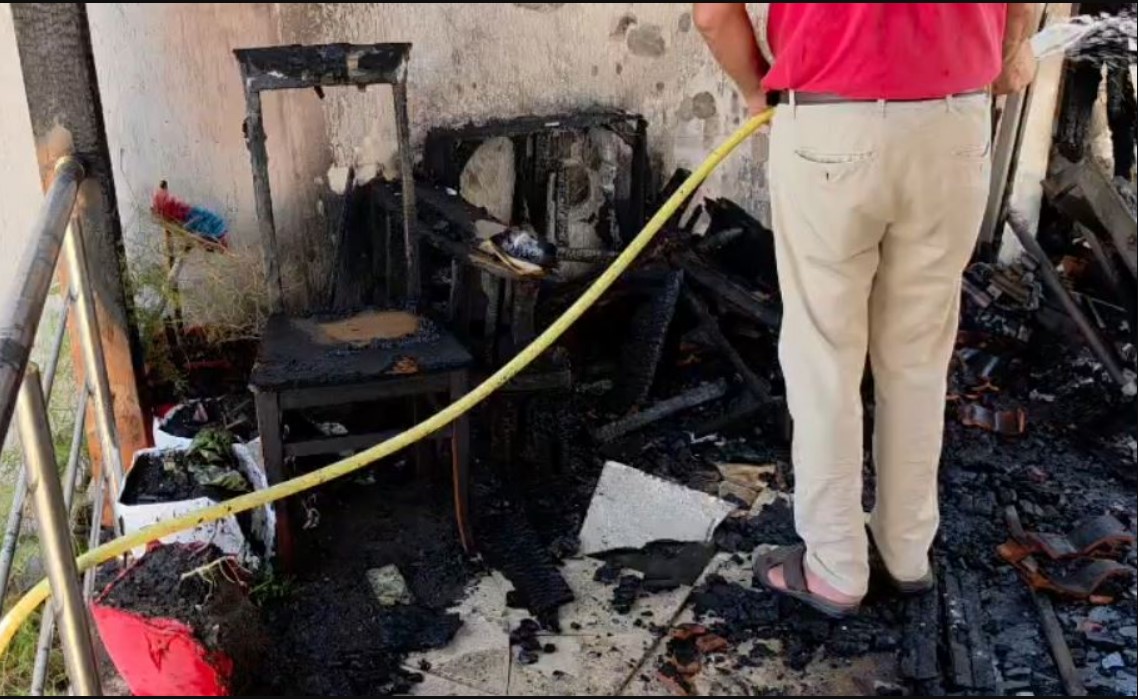 Fier, digjet banesa, pronarja pëson djegie të rënda