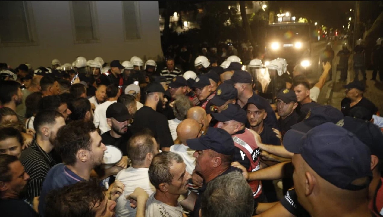 Rrethuan Kryeministrinë në revoltën e 1 shtatorit, Gjykata e Tiranës lë të lirë 14 protestuesit: Arrestimi ishte i jashtëligjshëm!