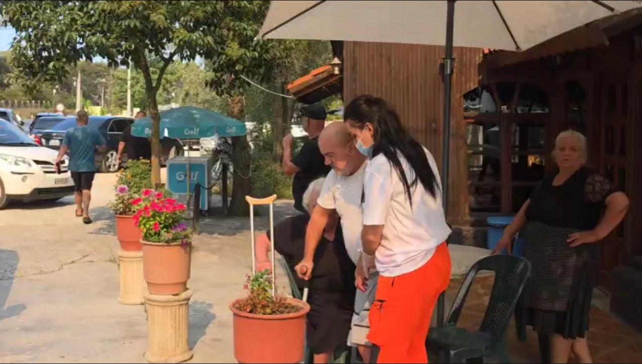 Situata kritike/ Zjarri në kodrat e Radostinës, flakët avancojnë drejt Peshtanit dhe rrezikojnë banesat