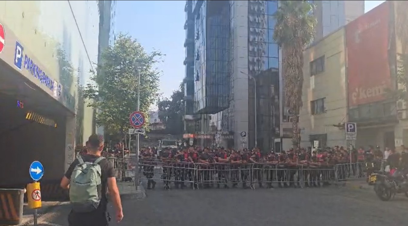 Bllokohet hyrja përballë Kalasë së Tiranës, kordon policor dhe gardh metalik