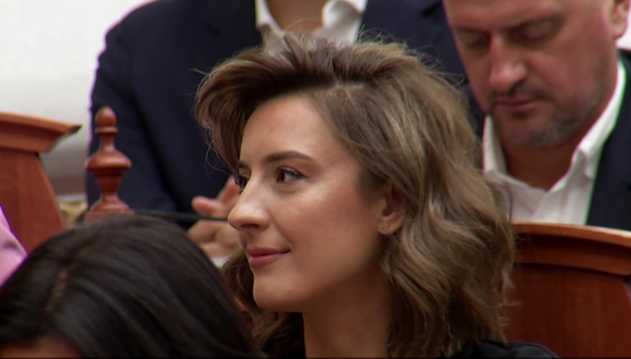 Zegjine Çaushi ndryshon pamje, deputetja e PS-së shfaqet me një look krejt ndryshe