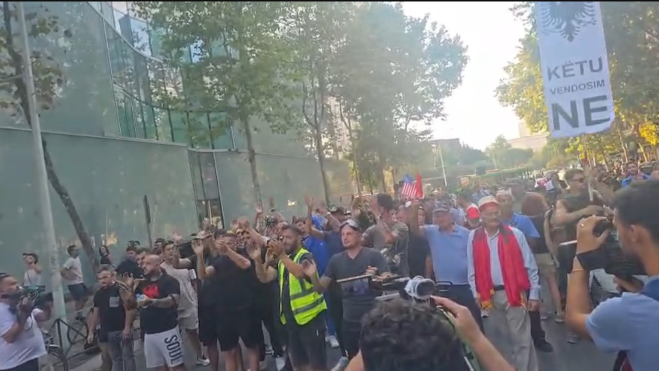 Protesta pranë Kuvendit, hidhen vezë dhe domate ndaj efektivëve. Dy protestues të shoqëruar në Komisariat