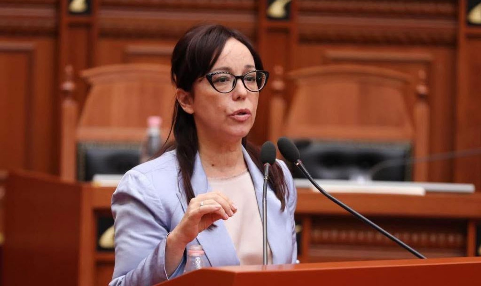 Ministrja Spahiu bën premtimin në Kuvend: Në janar 2027 sjell Pet Scan-in ose jap dorëheqjen!