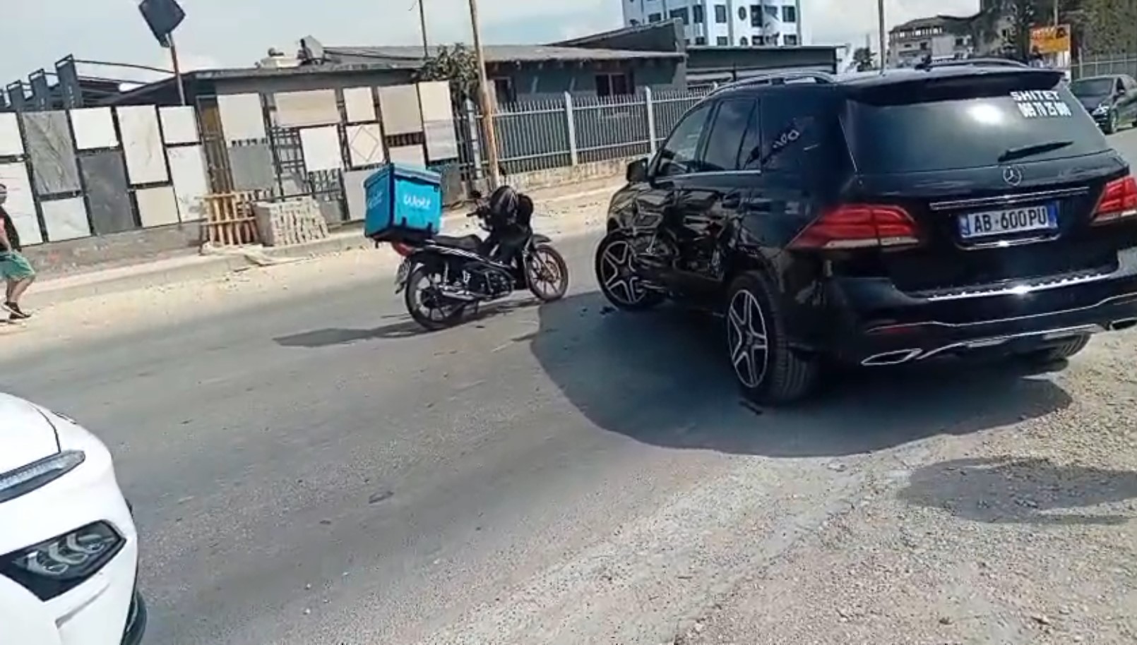 Aksident në Fier-Patos, motoristi i picave mbetet i plagosur pasi u përplas nga një automjet
