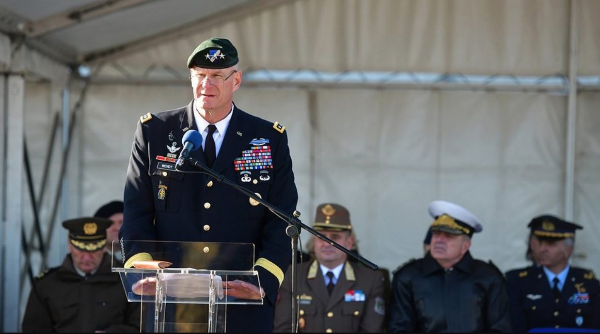 Ambasadori i ri amerikan mbërrin në Shqipëri, nesër takimi i parë me Presidentin Begaj