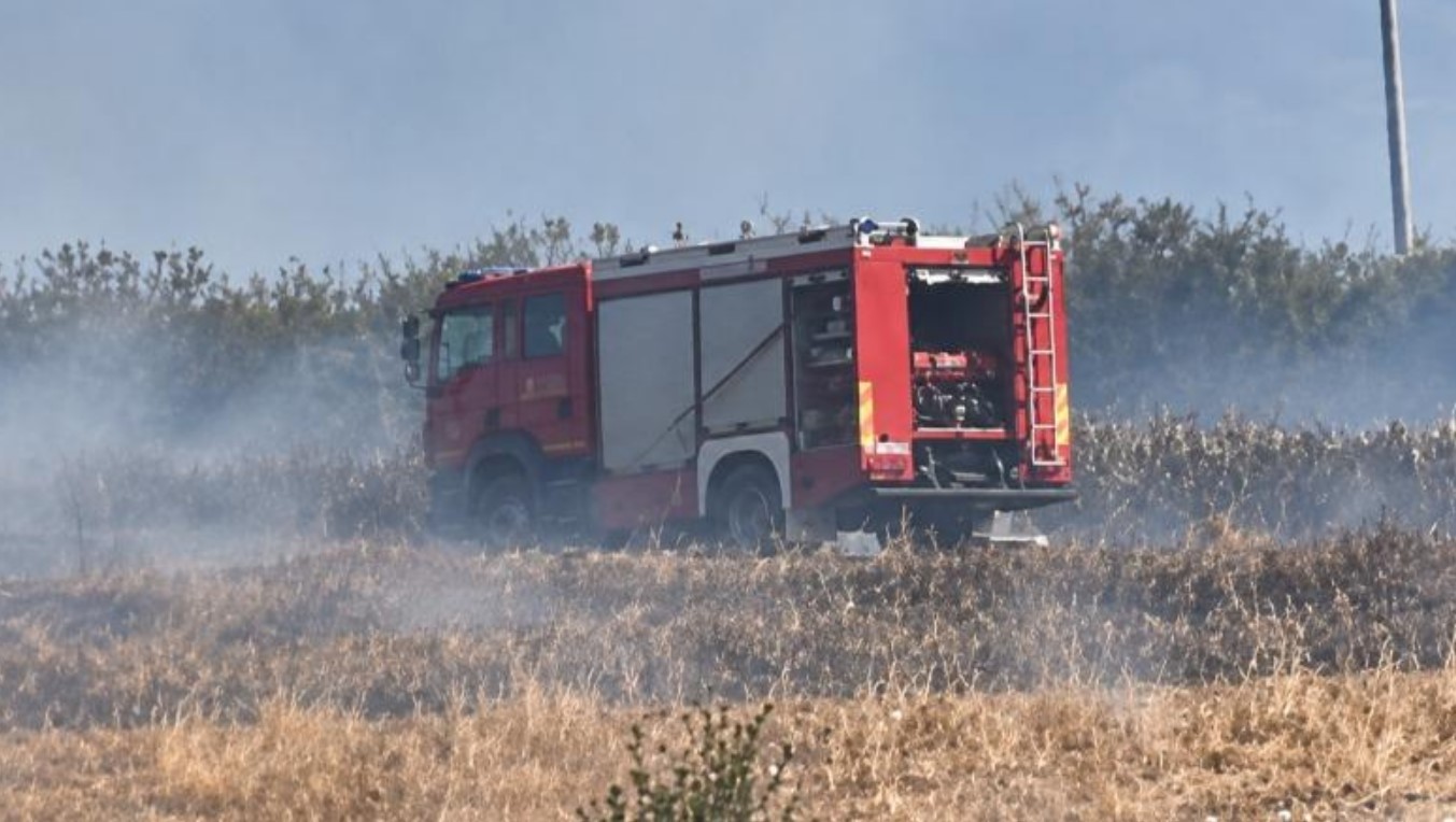 Zjarr në Topojë, flakët përhapen me shpejtësi nga era! Rrezikohet një banesë, banorët i bashkohen aksionit për shuarjen