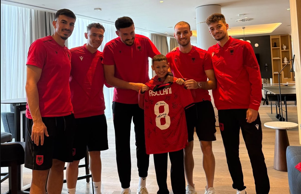 Historia prekëse/ Kur futbolli bën mrekulli: Si e fitoi Joni betejën më të vështirë të jetës