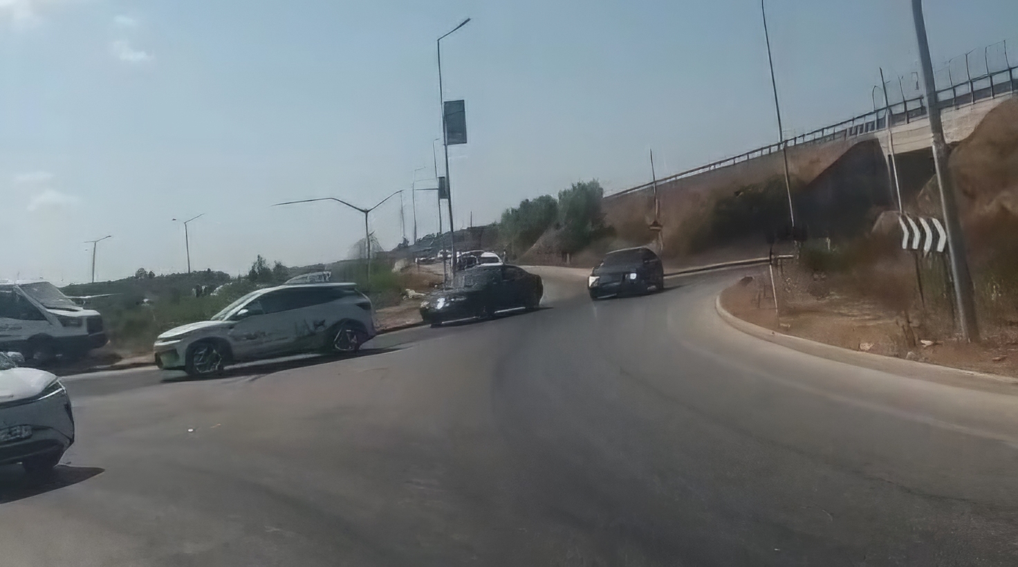 Tentuan t’i shpëtonin policisë, tre persona arrestohen pranë “Viva”-s në Fier