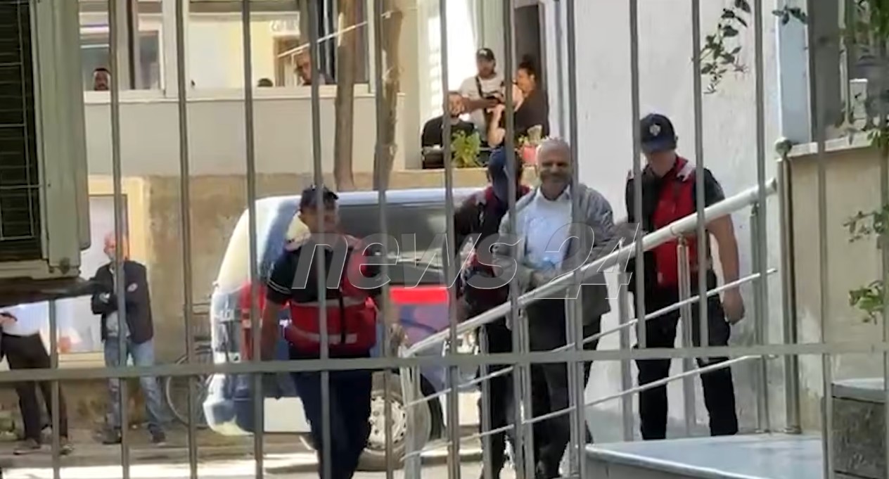 Dyshohet se i dërgonte mesazhe erotike nxënëses 13-vjeçare, mësuesi 60-vjeçar del para gjykatës në Fier