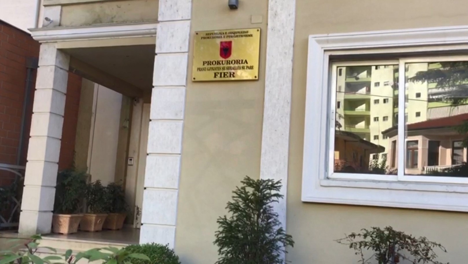 Përfitoi prona në bashkëpunim me dy ish-drejtues të Kadastrës së Fierit, Prokuroria sekuestron 2.6 milionë euro dhe një automjet luksoz