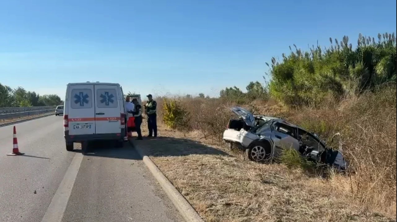 Makina del nga rruga në bypass-in e Fierit, drejtuesi i mjetit transportohet në spital