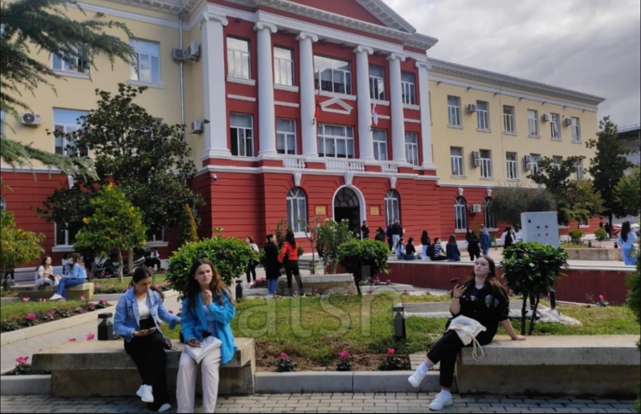 Nis viti i ri akademik, mbi 20 mijë studentë ulen për herë të parë në auditorë