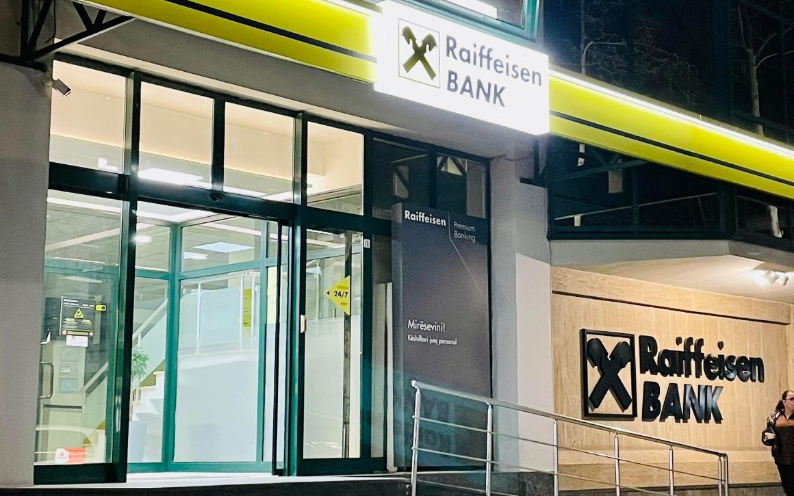 Skandal në ‘Raiffeisen Bank Albania’/ Qindra qytetarëve u zhduken paratë nga llogaria, vjedhje masive!