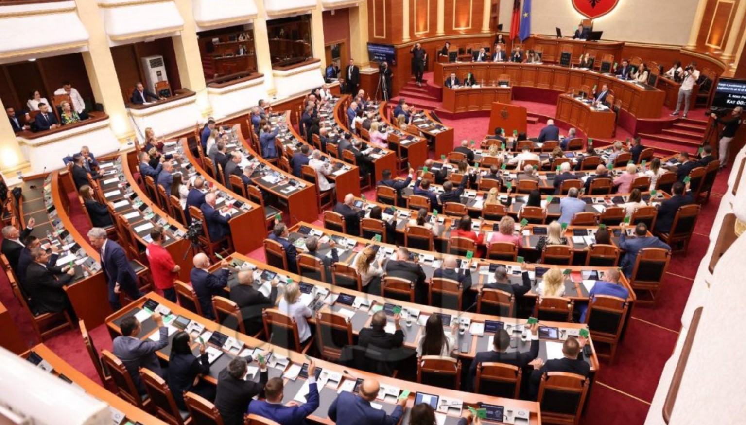 Miratohet me 85 vota pro ndarja e re territoriale, 46 bashki dhe 71 qytete