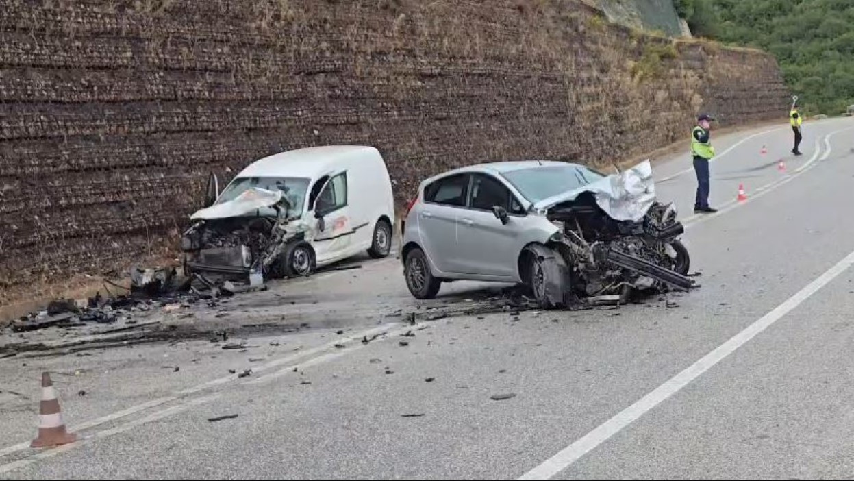 Aksident në autostradën Levan-Tepelenë, përplasen dy automjete, plagosen dy drejtuesit
