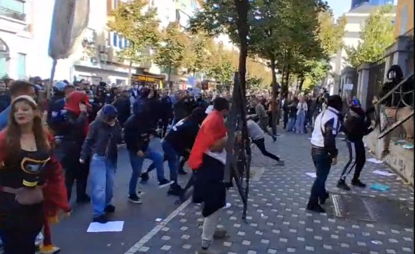 Tensione para Ministrisë së Arsimit/ Studentët shkulin gardhin metalik, godasin me pllakat e trotuarit godinën dhe thyejnë xhamat