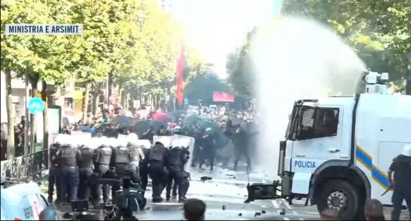 Përplasje para Ministrisë së Arsimit, policia përdor ujëhedhësen për të shpërndarë protestuesit