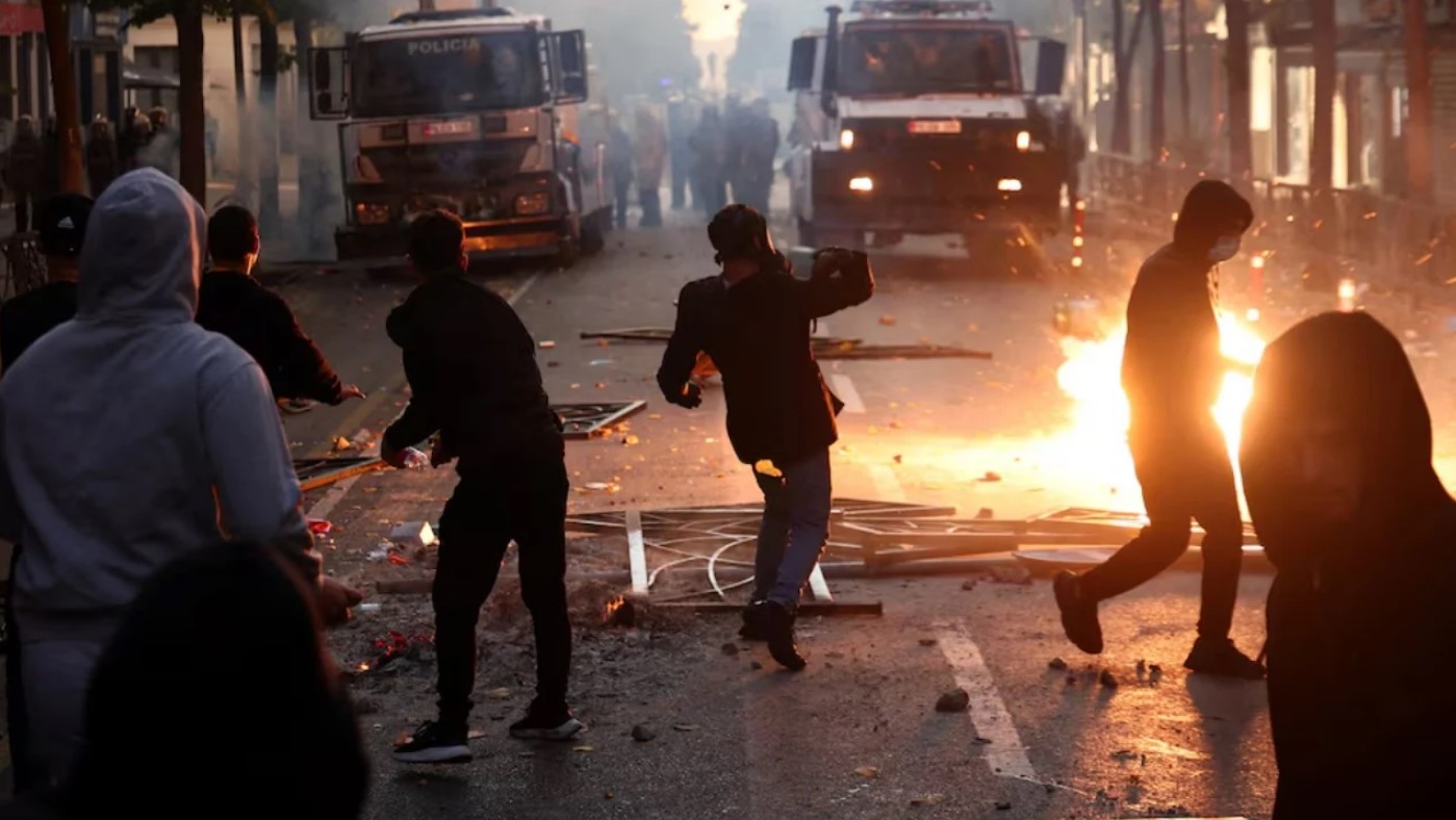 Protesta në Tiranë, arrestohen 16 persona dhe procedohen 49 të tjerë (Emrat)