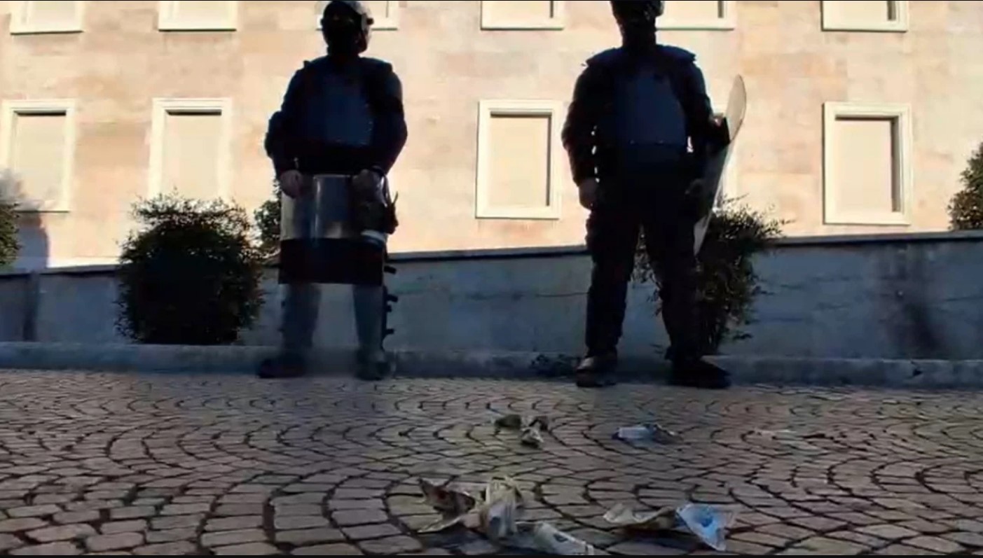 Protestuesit ironizojnë deklaratën e Ramës, hedhin dollarë fals drejt policëve përpara Kryeministrisë